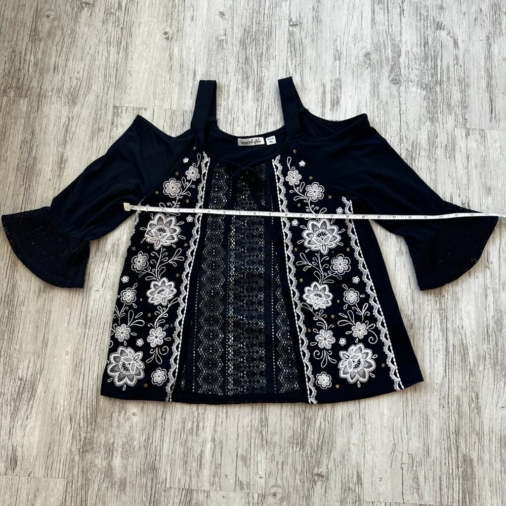Open shoulder Top with Flower & Lace accents